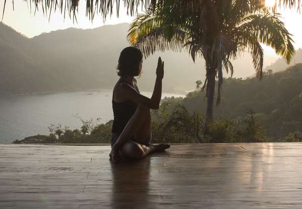 Persona adulta practicando yoga suave en un espacio claro